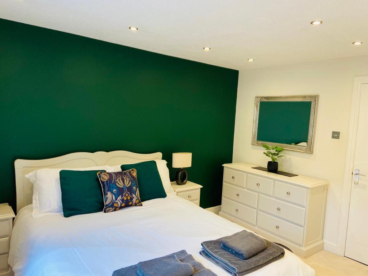 Casa de férias Luxurious 2 Bed House 10 Minute Walk From Station