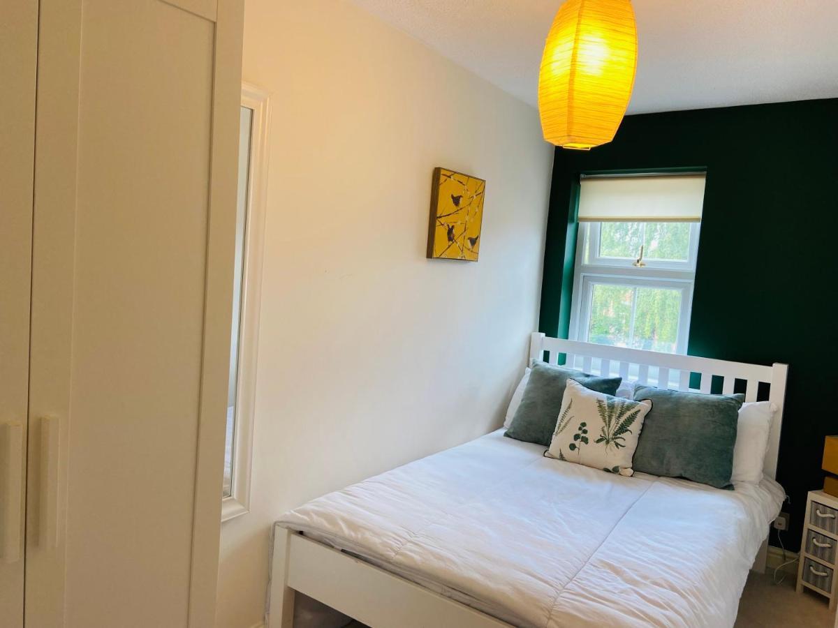 Luxurious 2 Bed House 10 Minute Walk From Station *