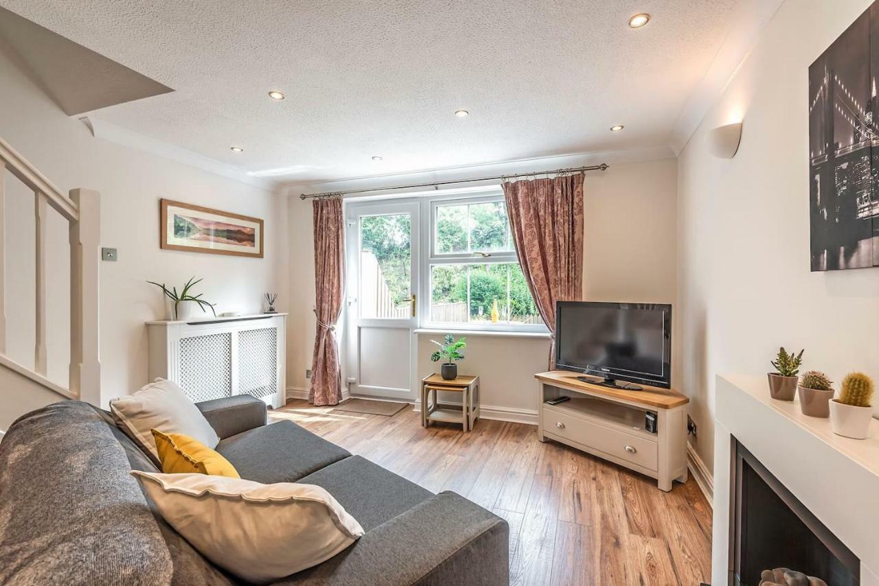 Luxurious 2 Bed House 10 Minute Walk From Station