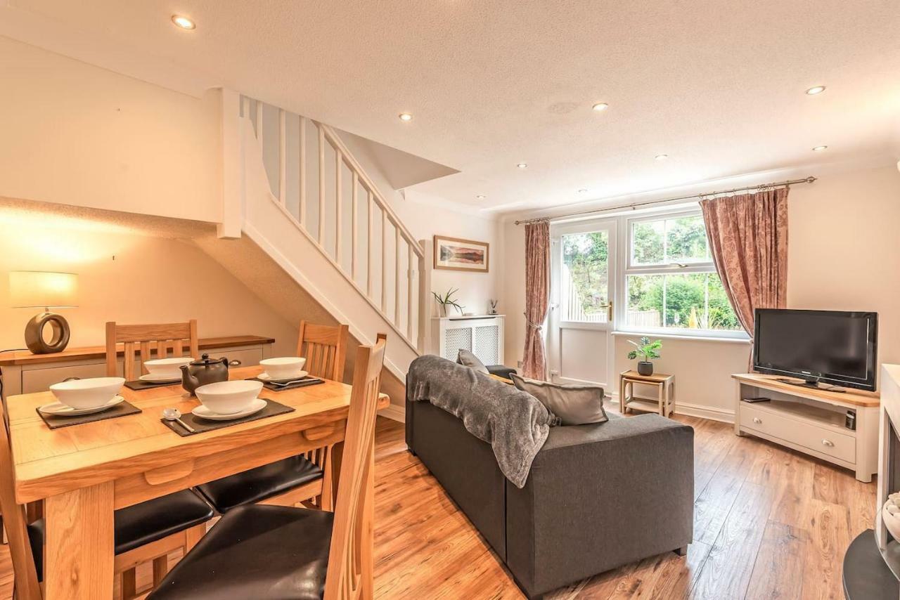 Luxurious 2 Bed House 10 Minute Walk From Station