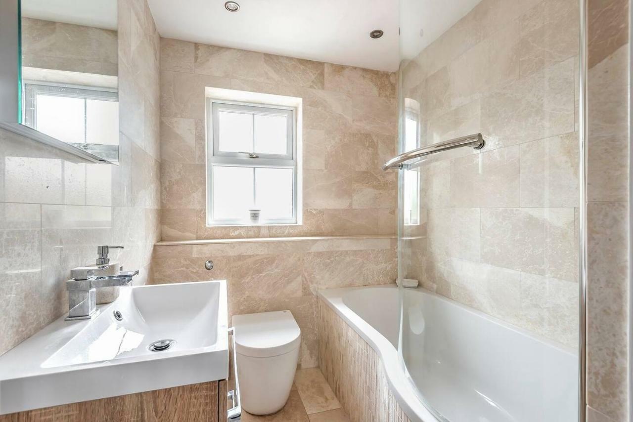 Casa de férias Luxurious 2 Bed House 10 Minute Walk From Station