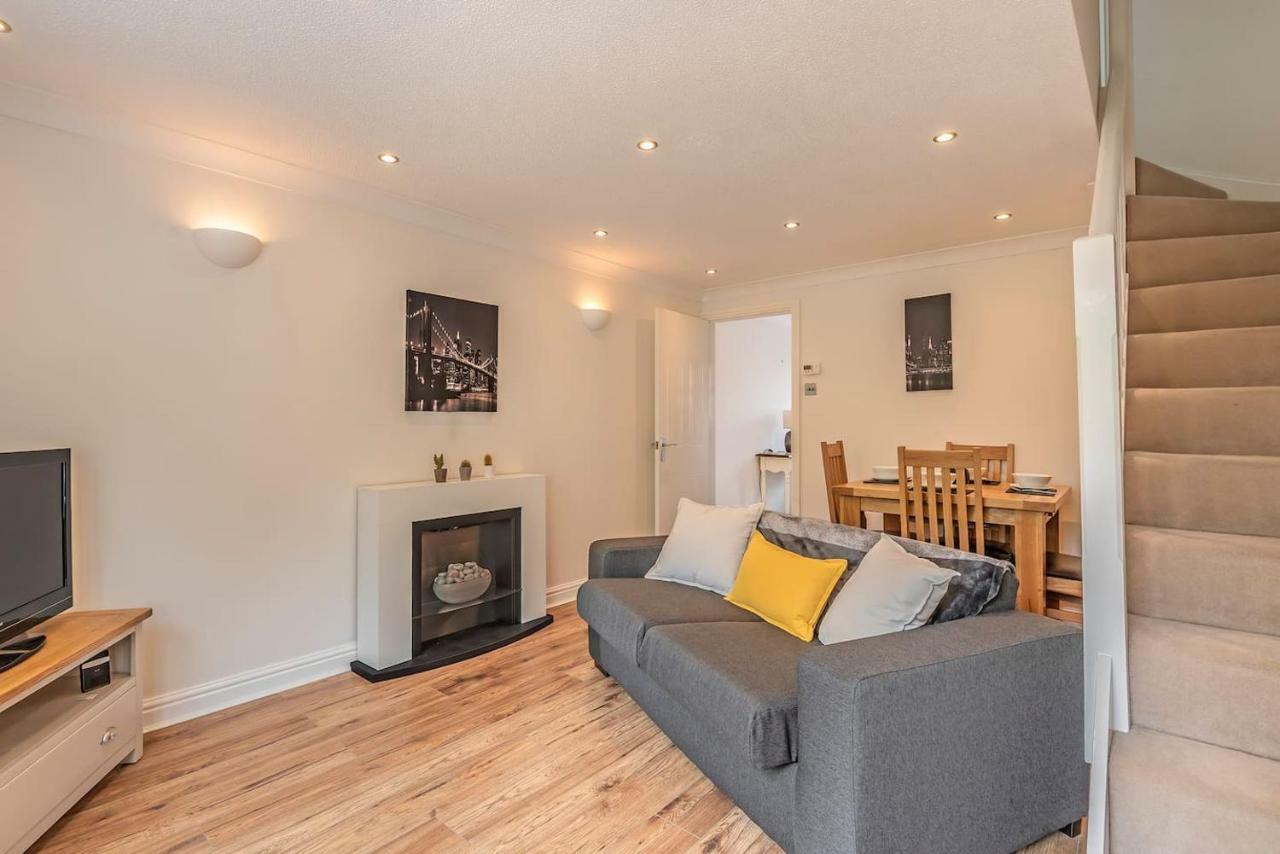 Casa de férias Luxurious 2 Bed House 10 Minute Walk From Station *